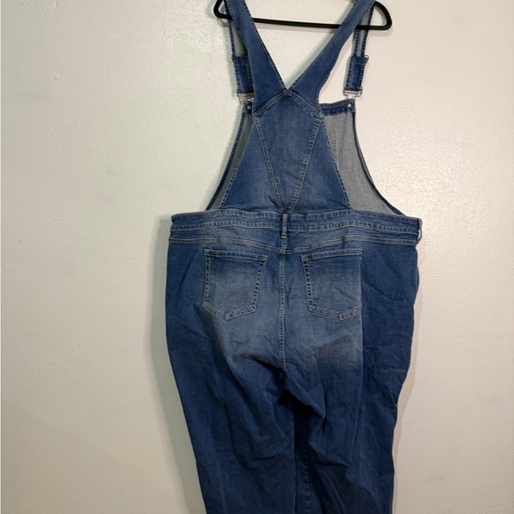 Torrid classic denim bib overalls. Front & back pockets 98% cotton. Plus size 26 - Picture 8 of 12